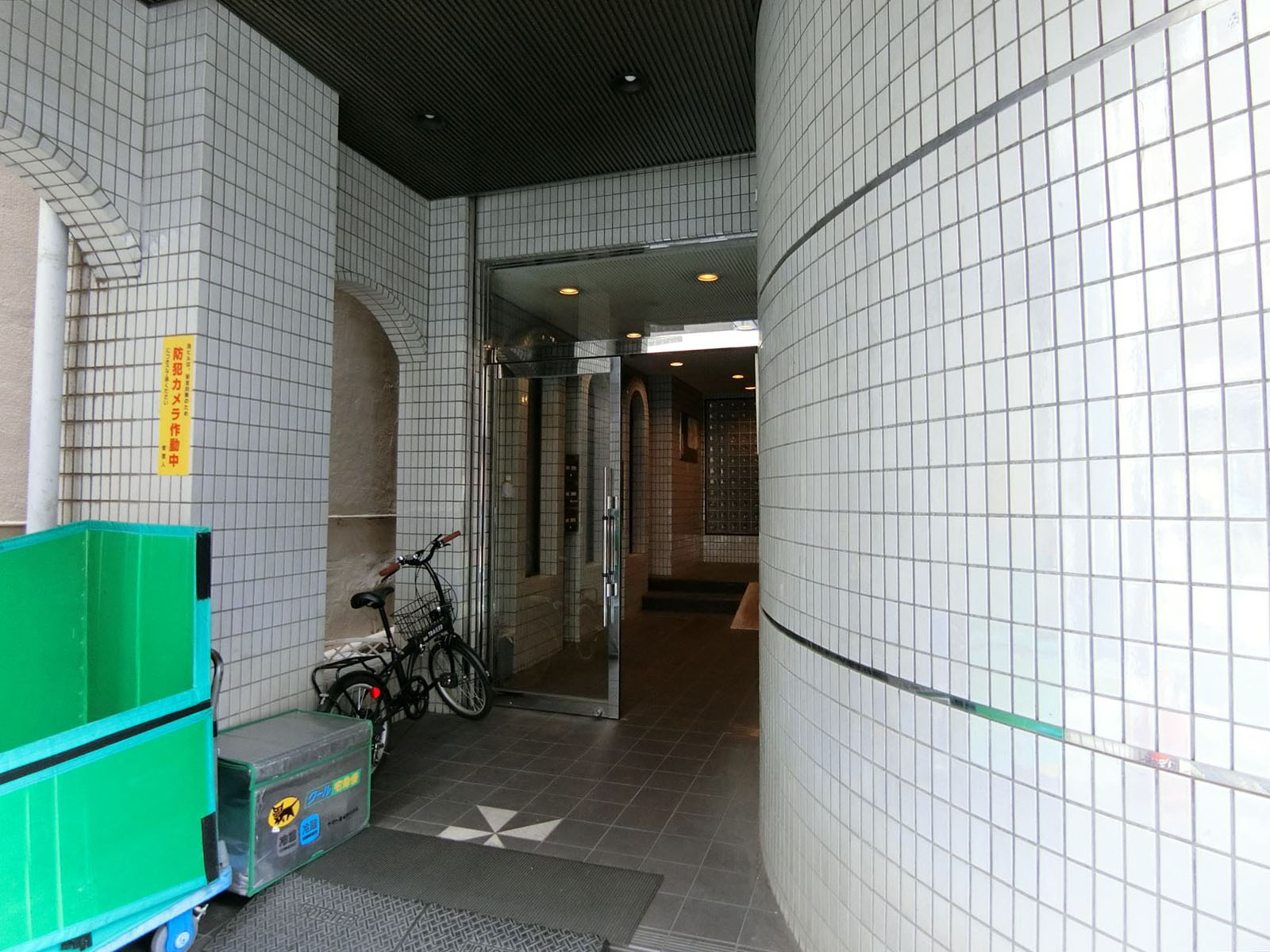 オフィスビル出入口