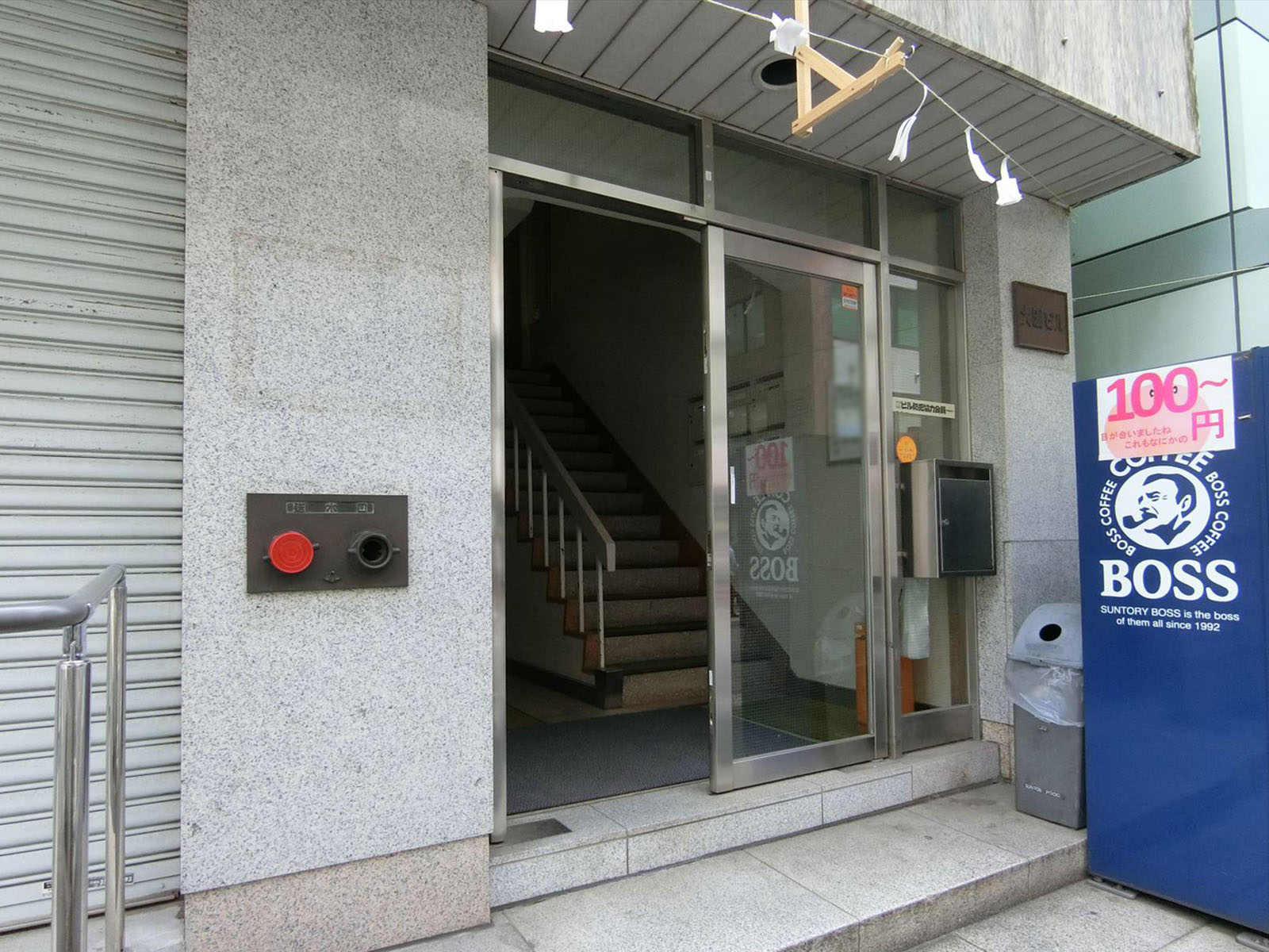 オフィスビル出入口