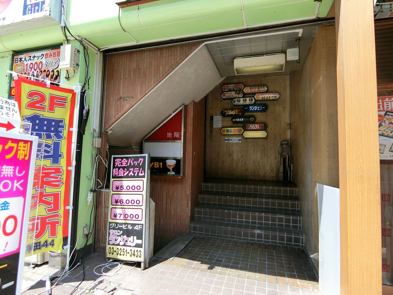 オフィスビル出入口