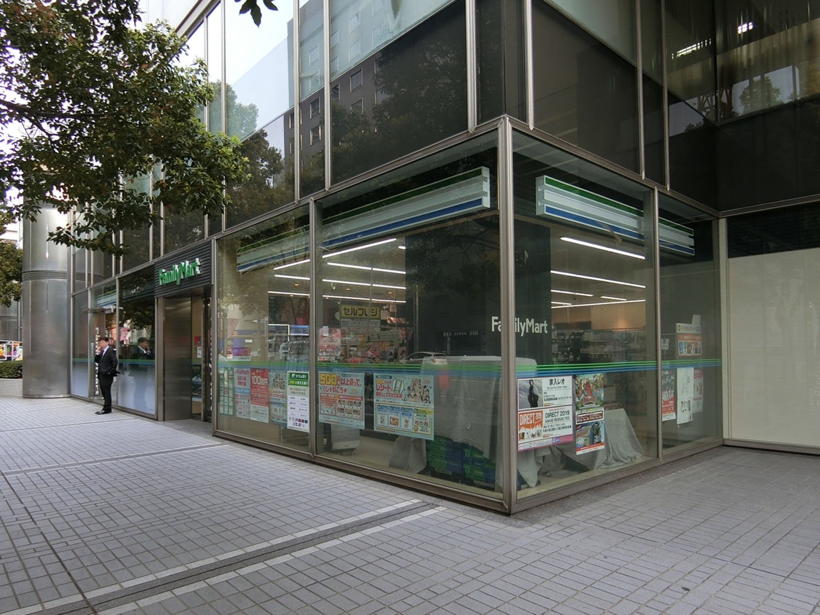 1階のファミリーマート 名古屋広小路伏見店