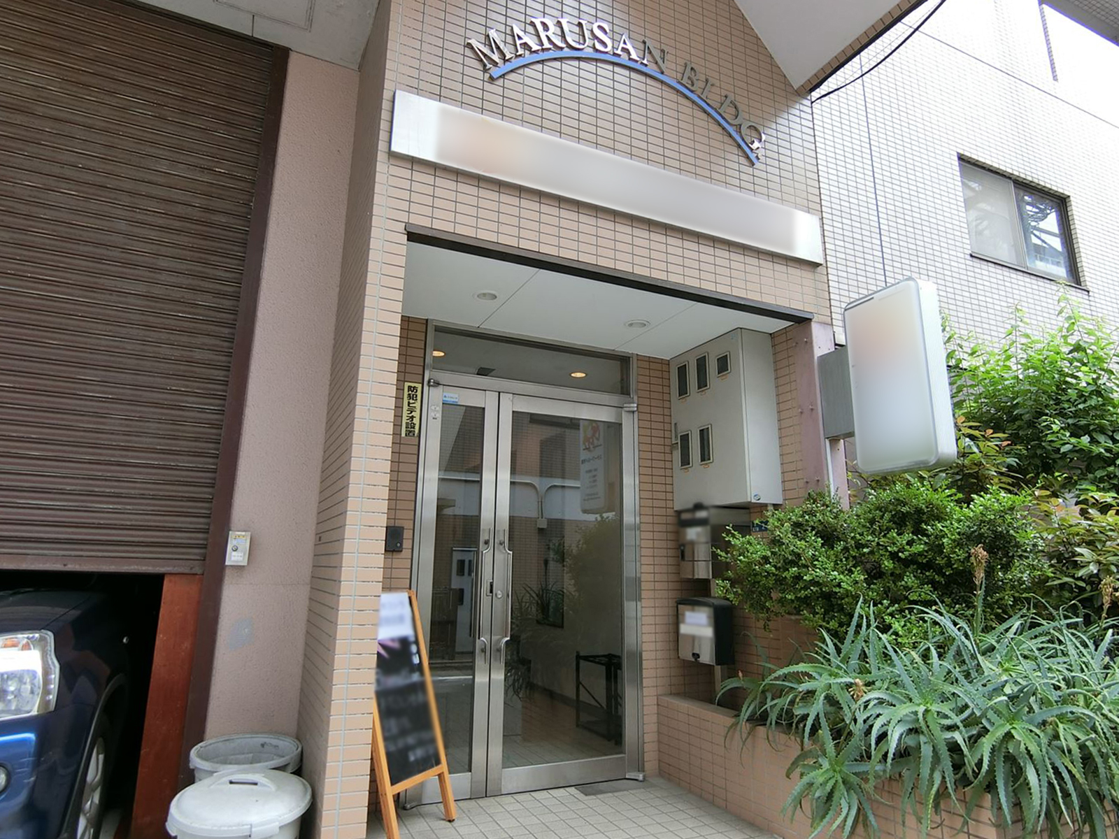 オフィスビル出入口