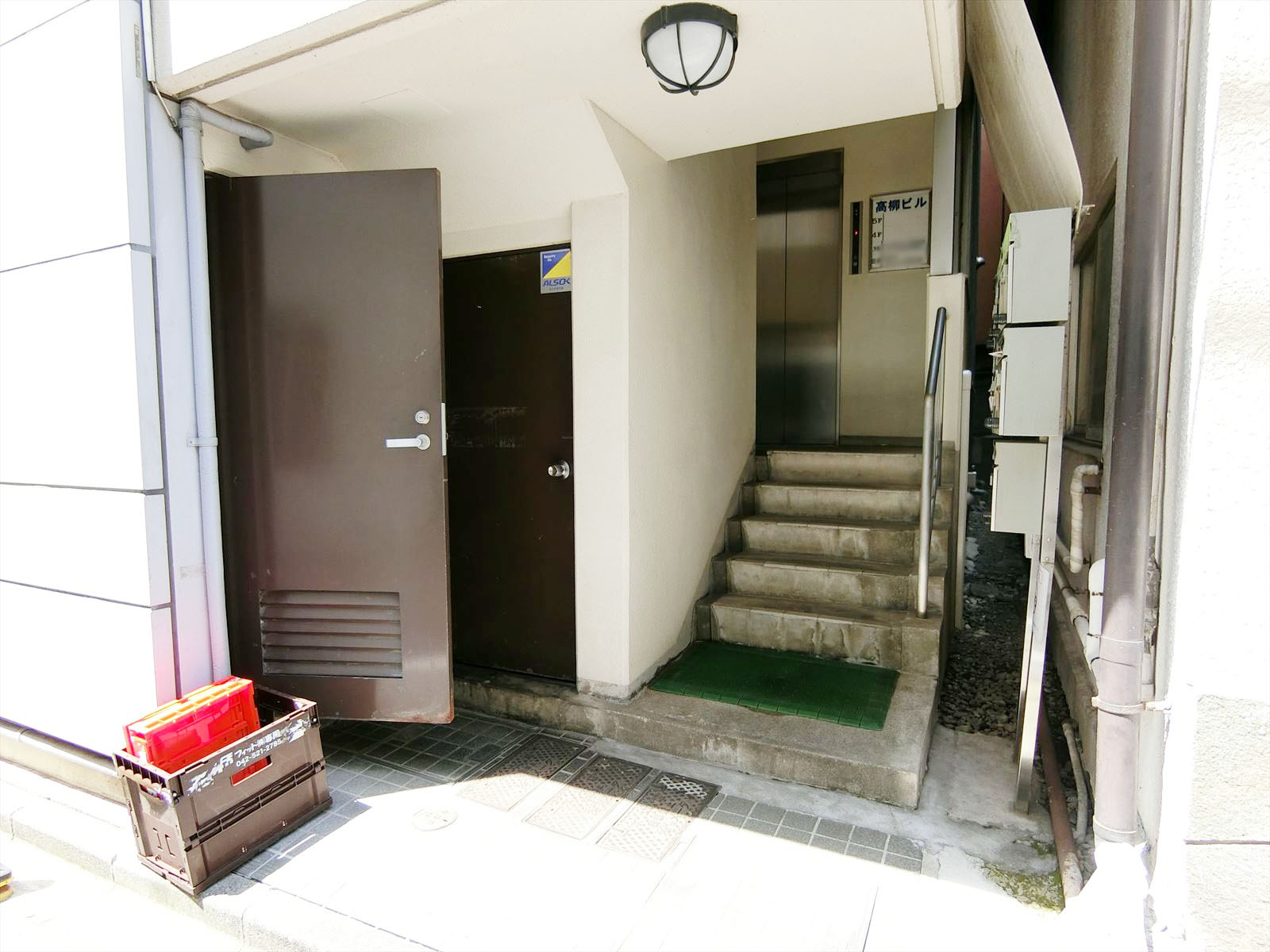 オフィスビル出入口