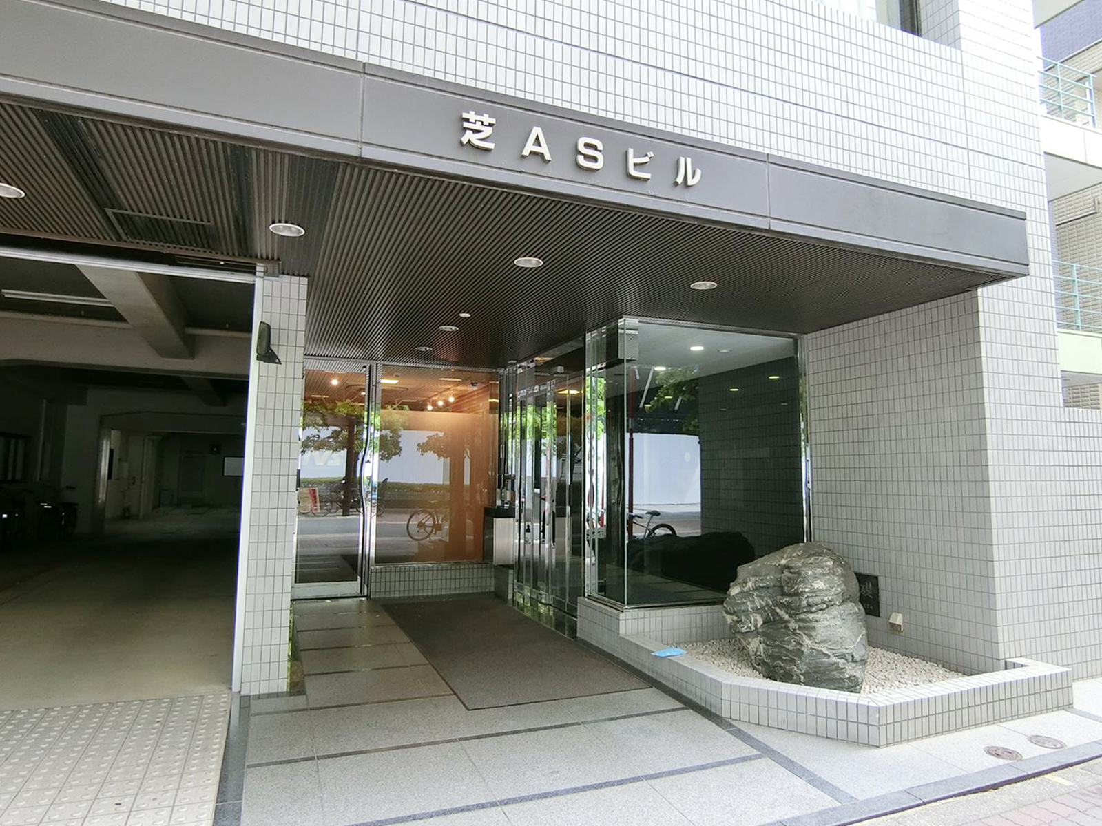 オフィスビル出入口