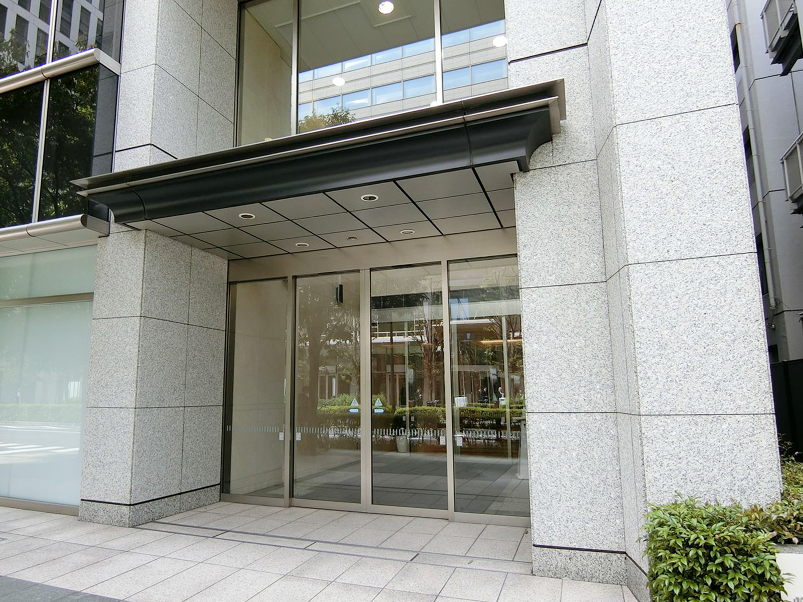 オフィスビル出入口