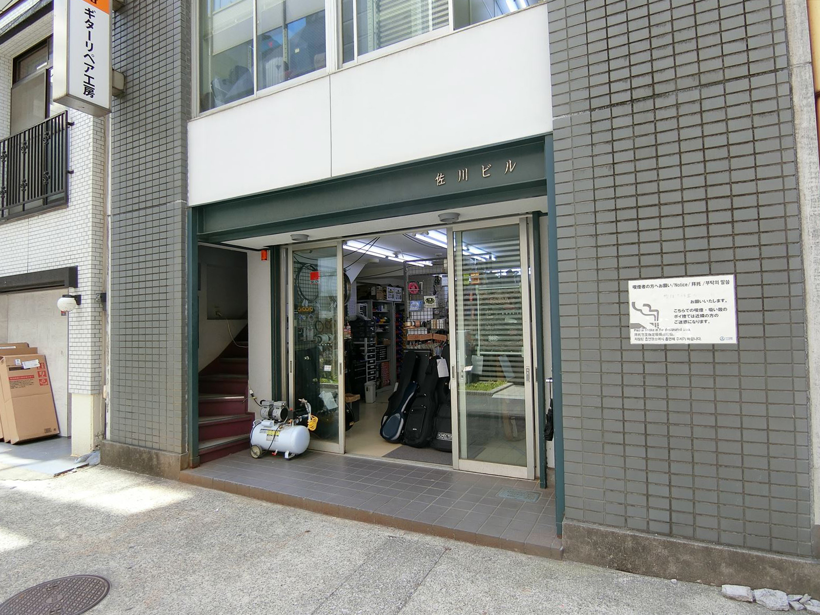 オフィスビル出入口