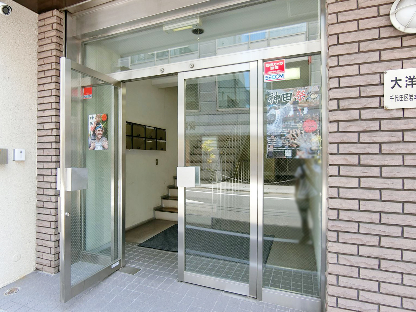 オフィスビル出入口
