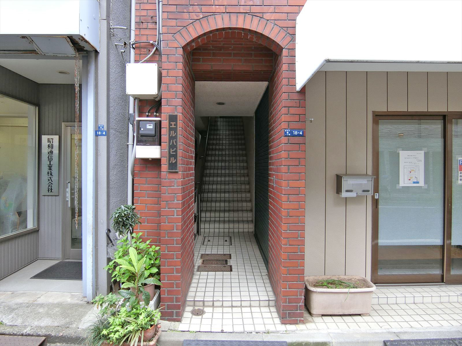 オフィス出入口