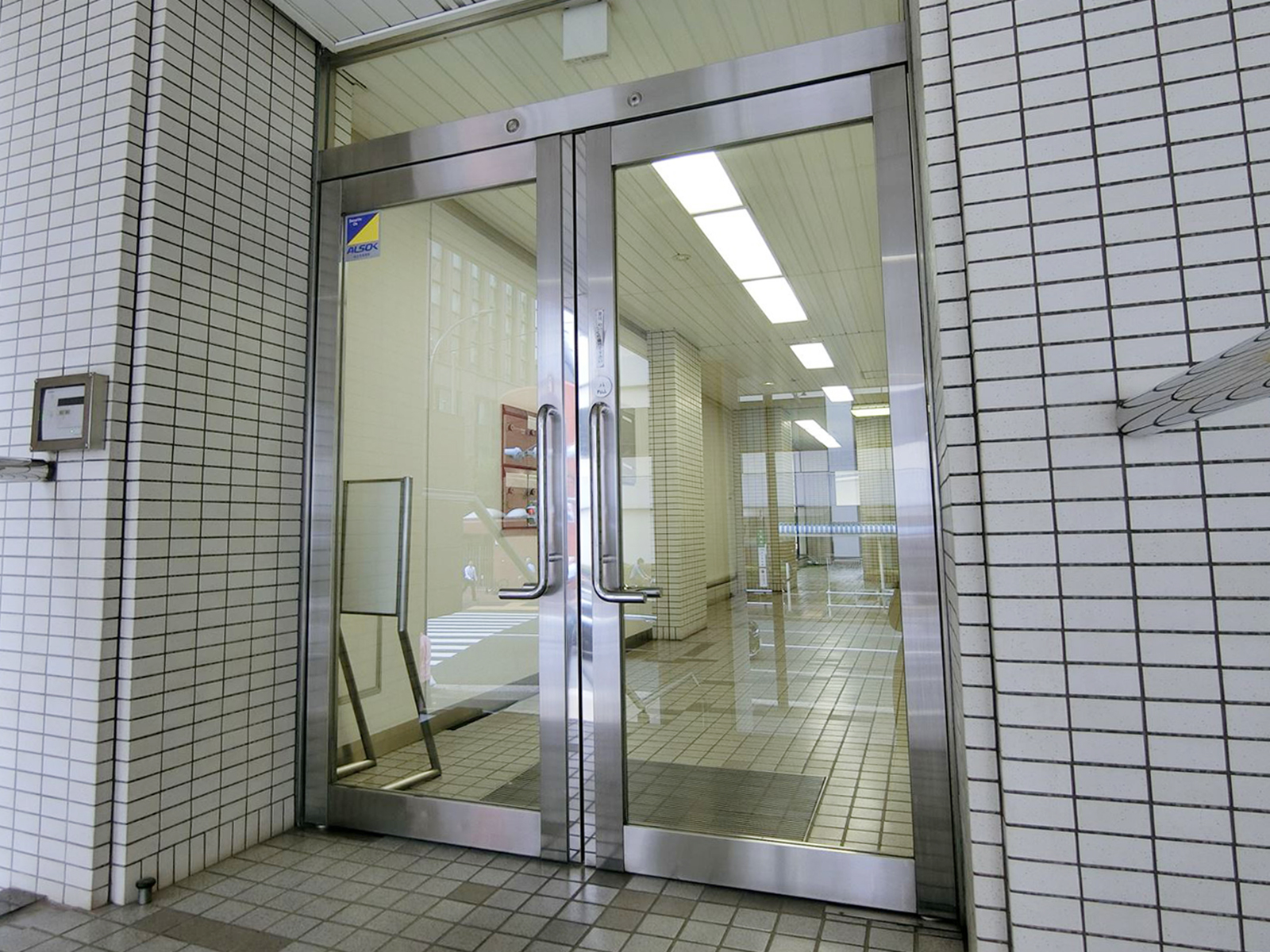 オフィスビル出入口