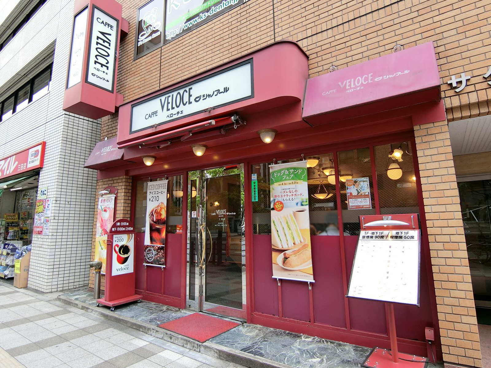 1階のカフェ・ベローチェ三田店