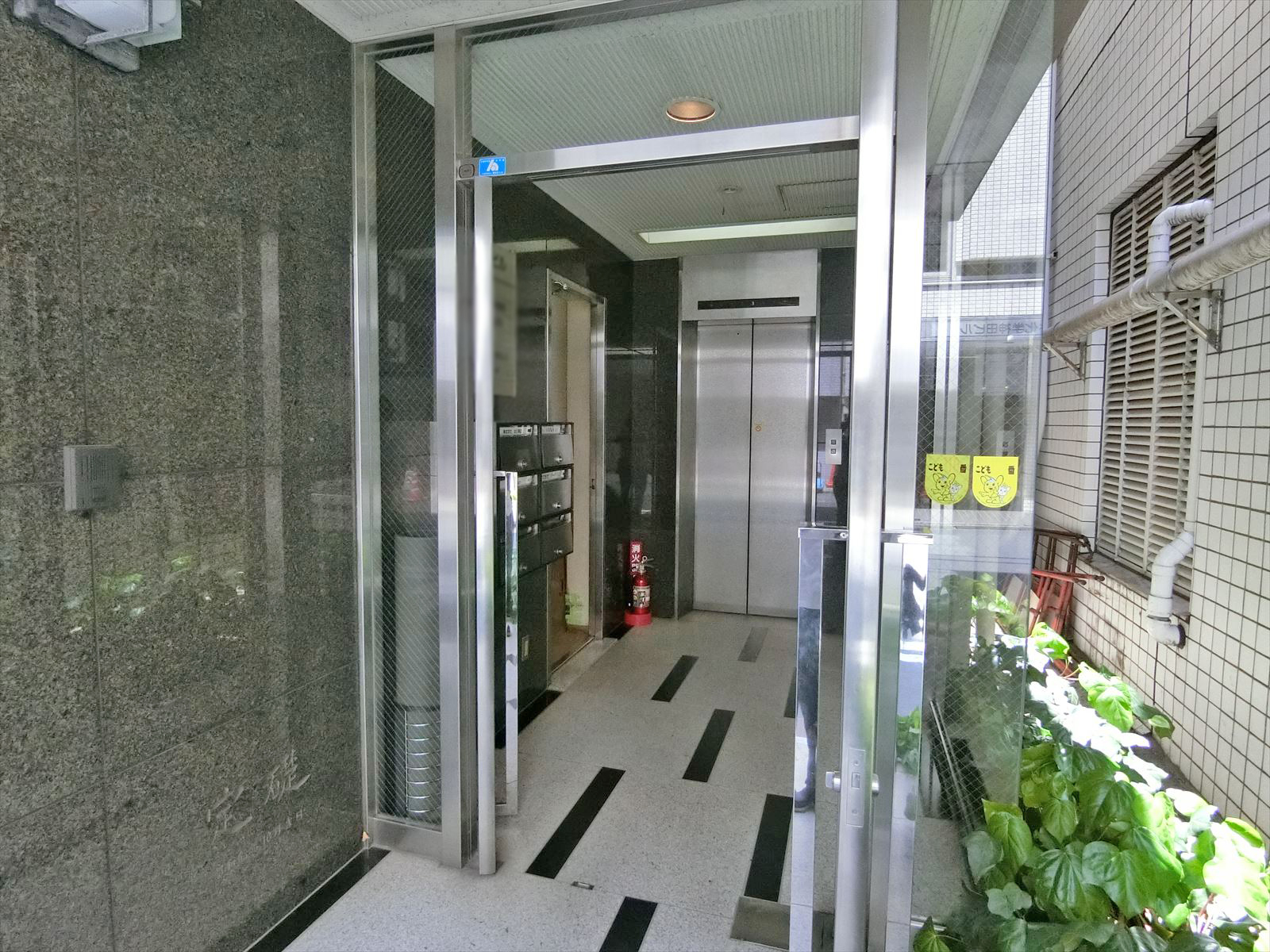 オフィス出入口