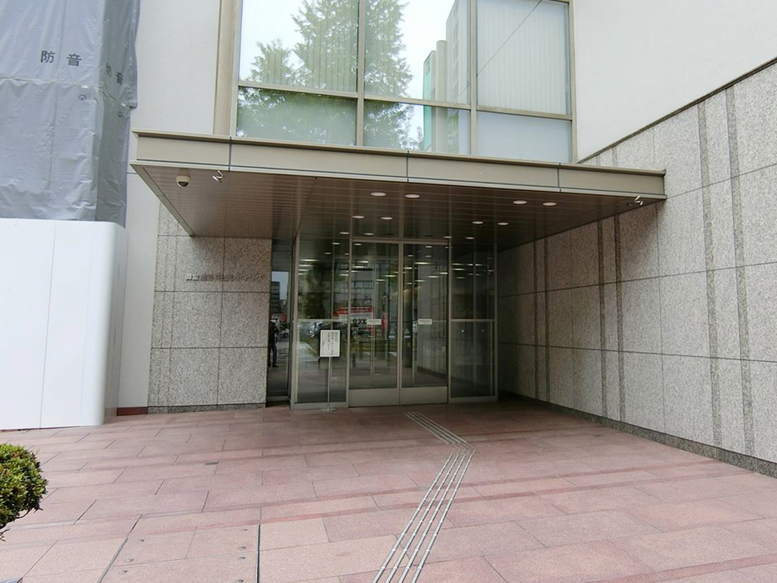 オフィスビル出入口
