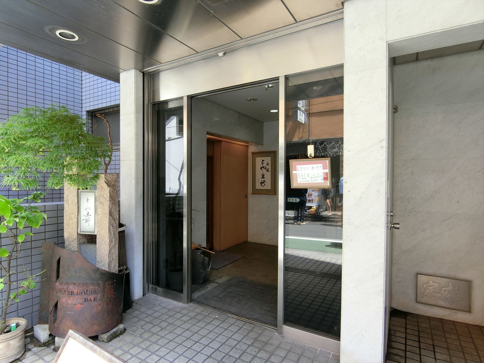 オフィスビル出入口