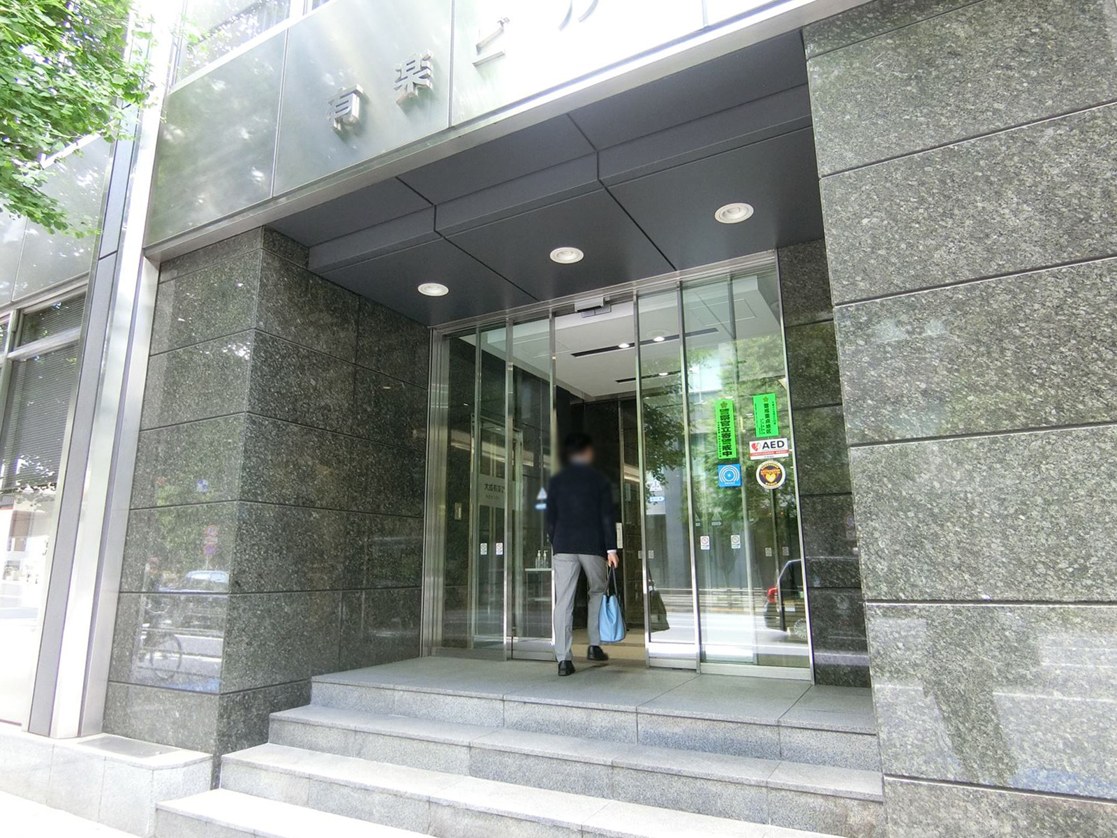 オフィスビル出入口