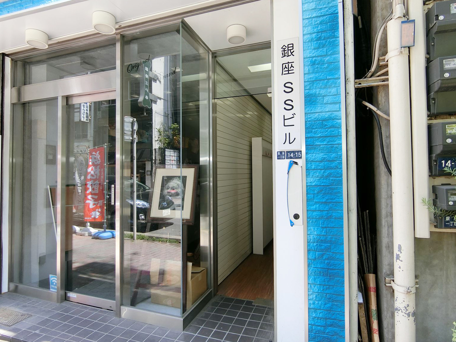 オフィスビル出入口