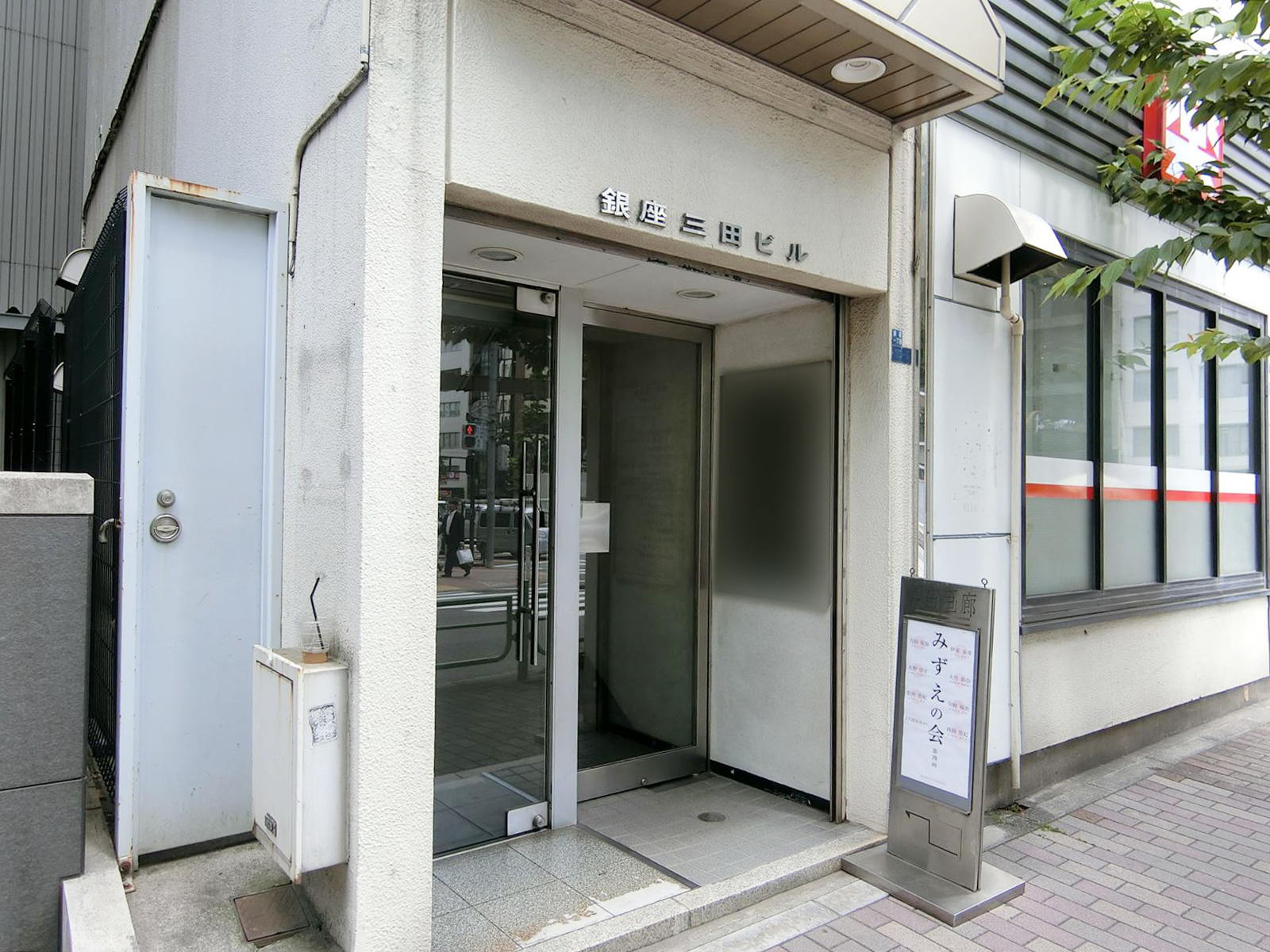 オフィスビル出入口