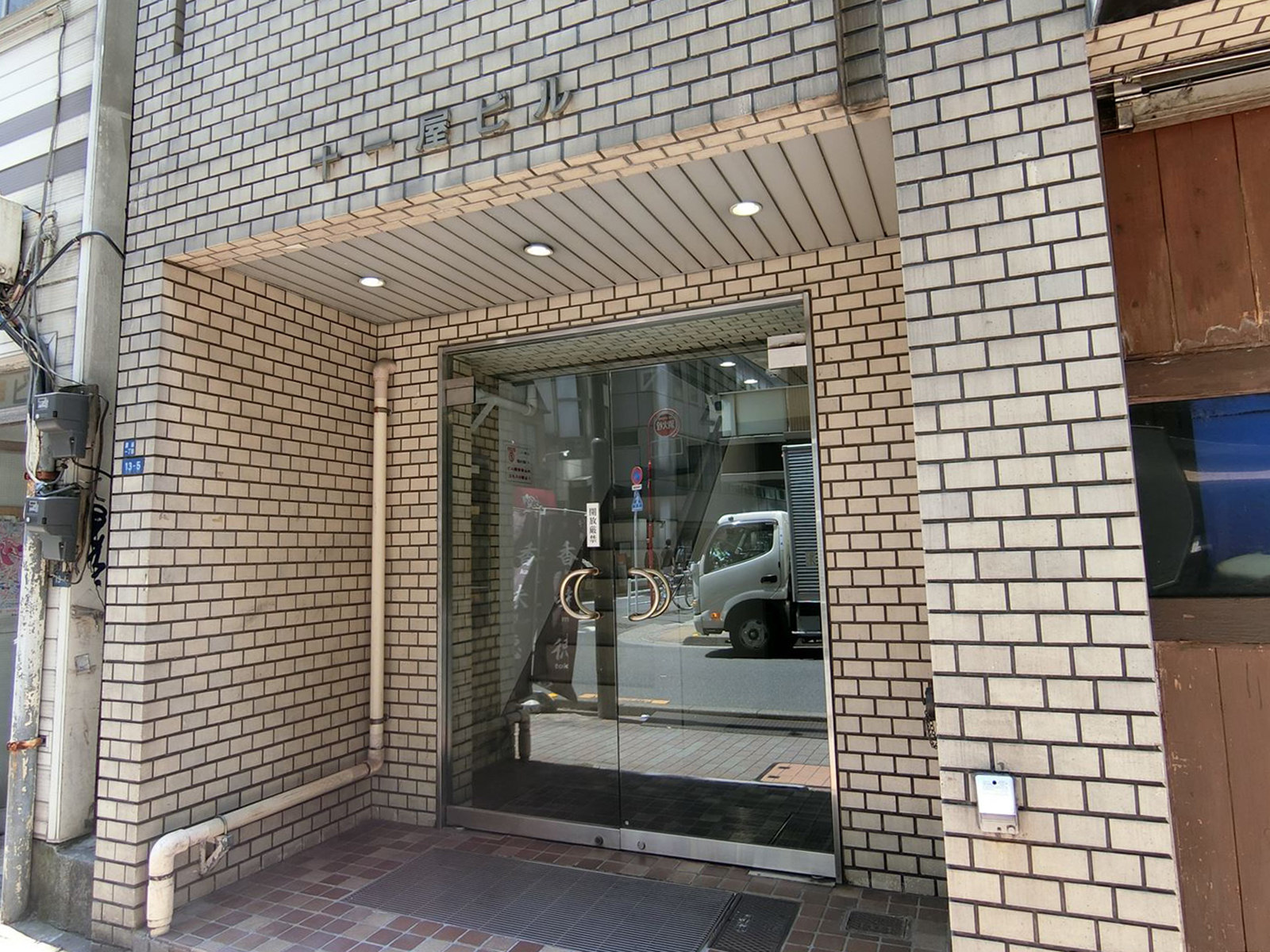 オフィスビル出入口