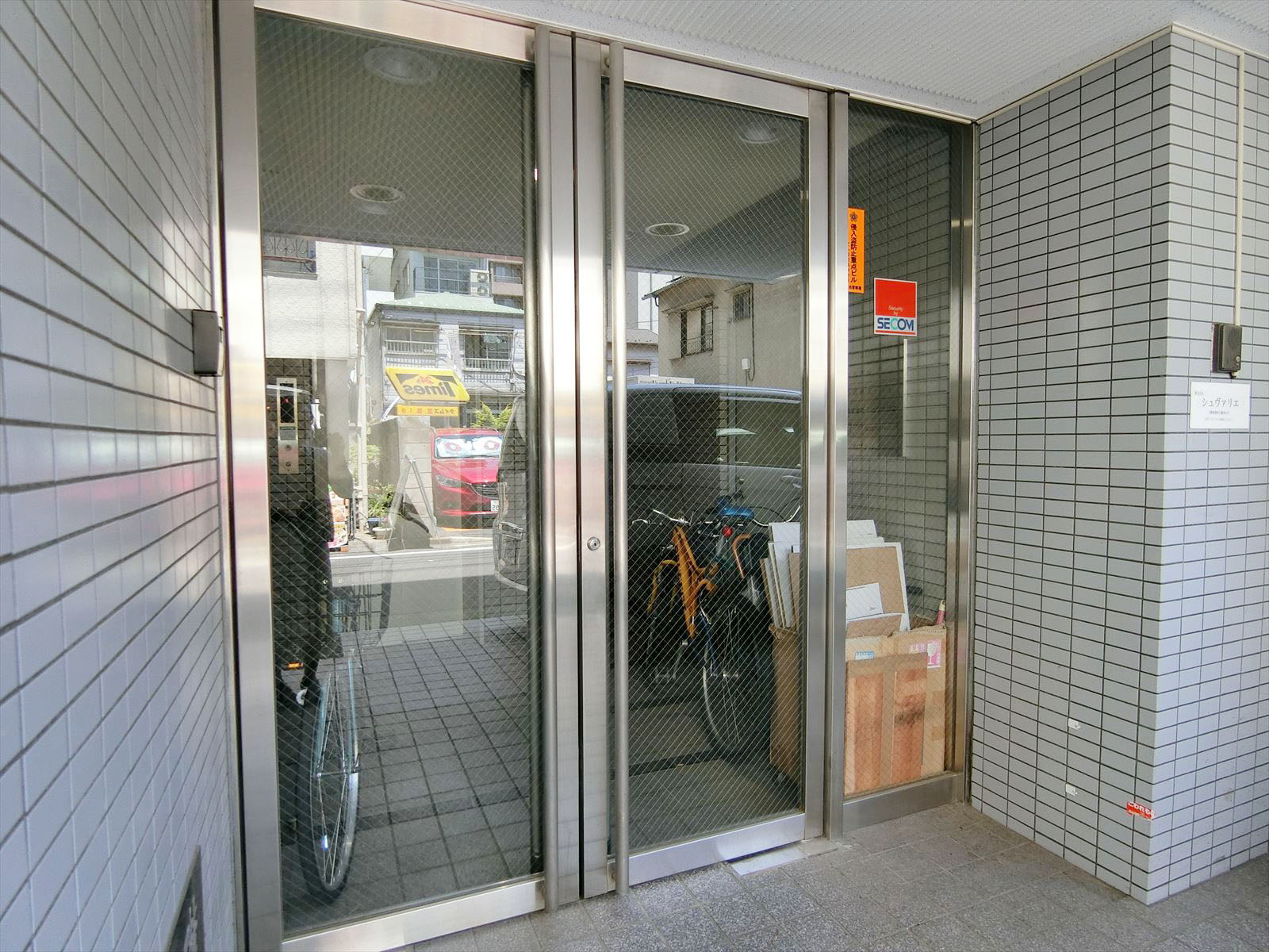 オフィスビル出入口