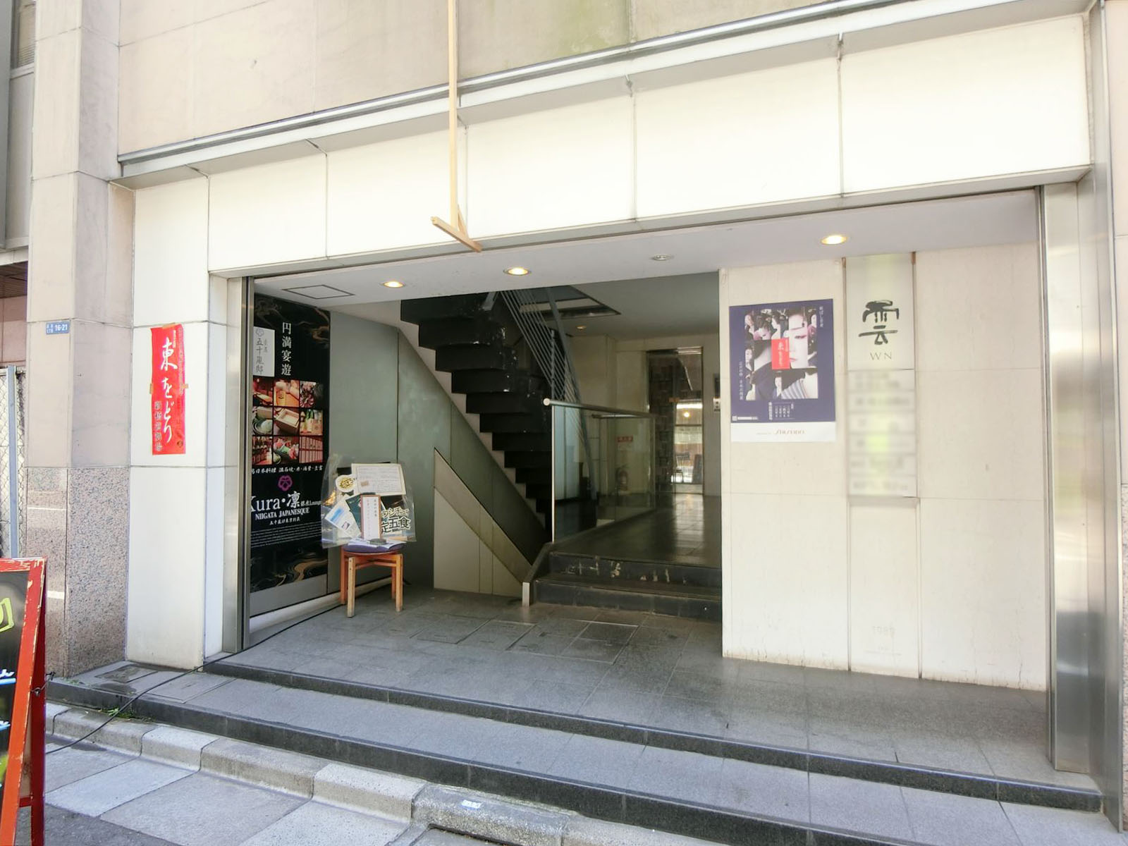 オフィスビル出入り口