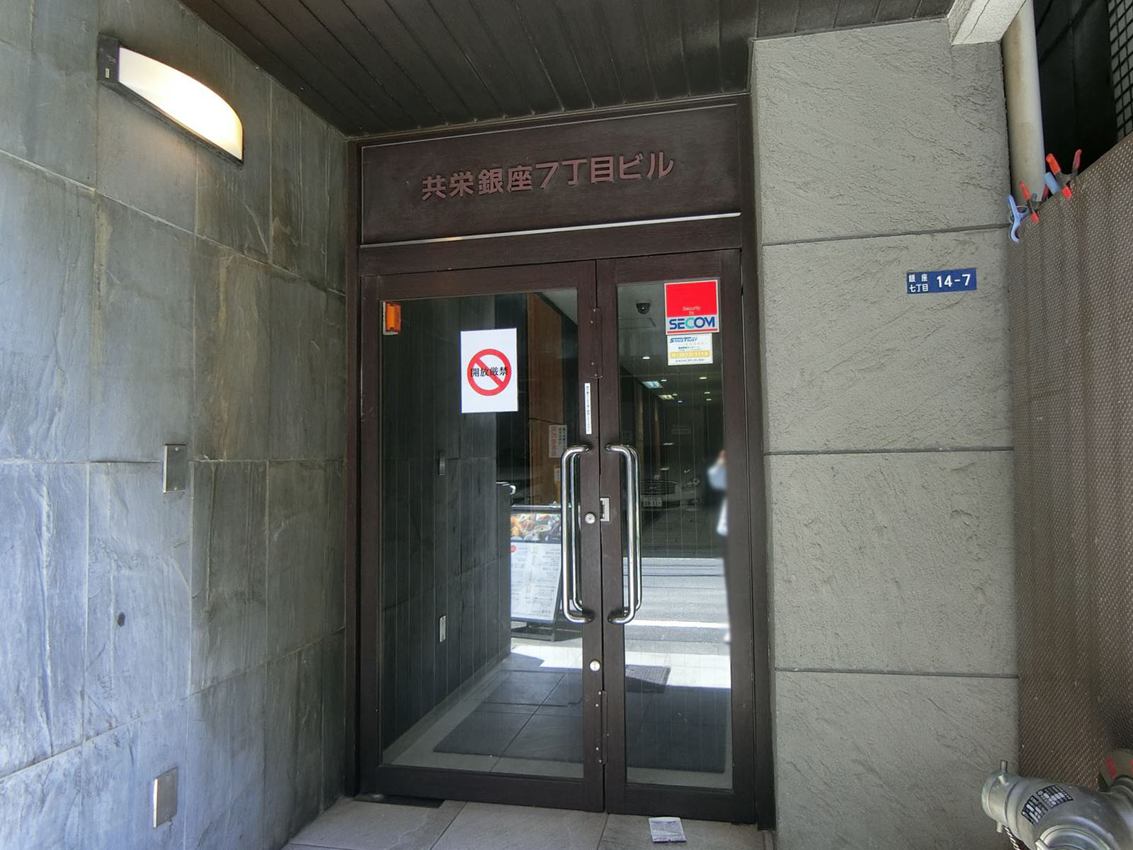 オフィスビル出入り口