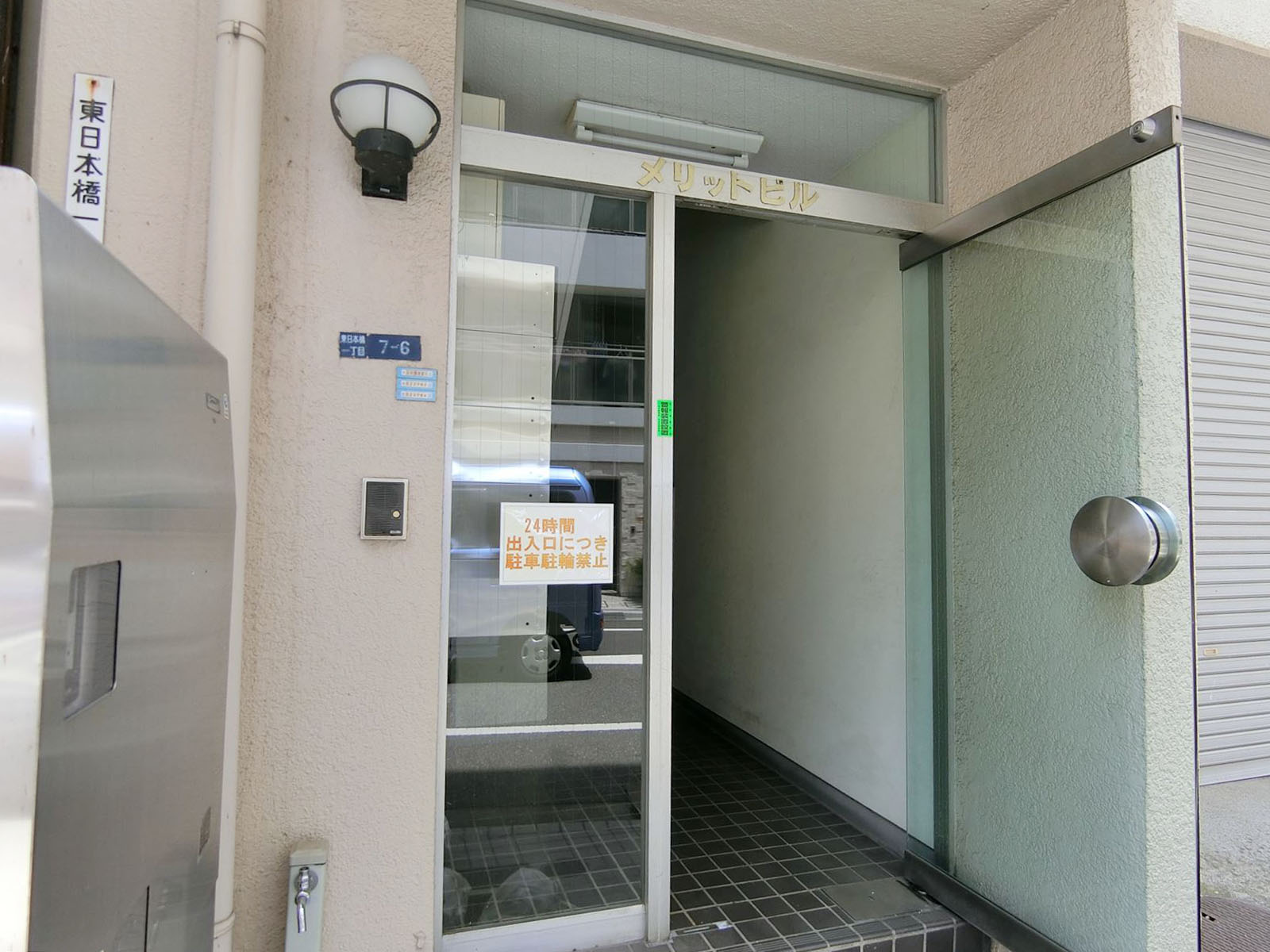 オフィスビル出入口