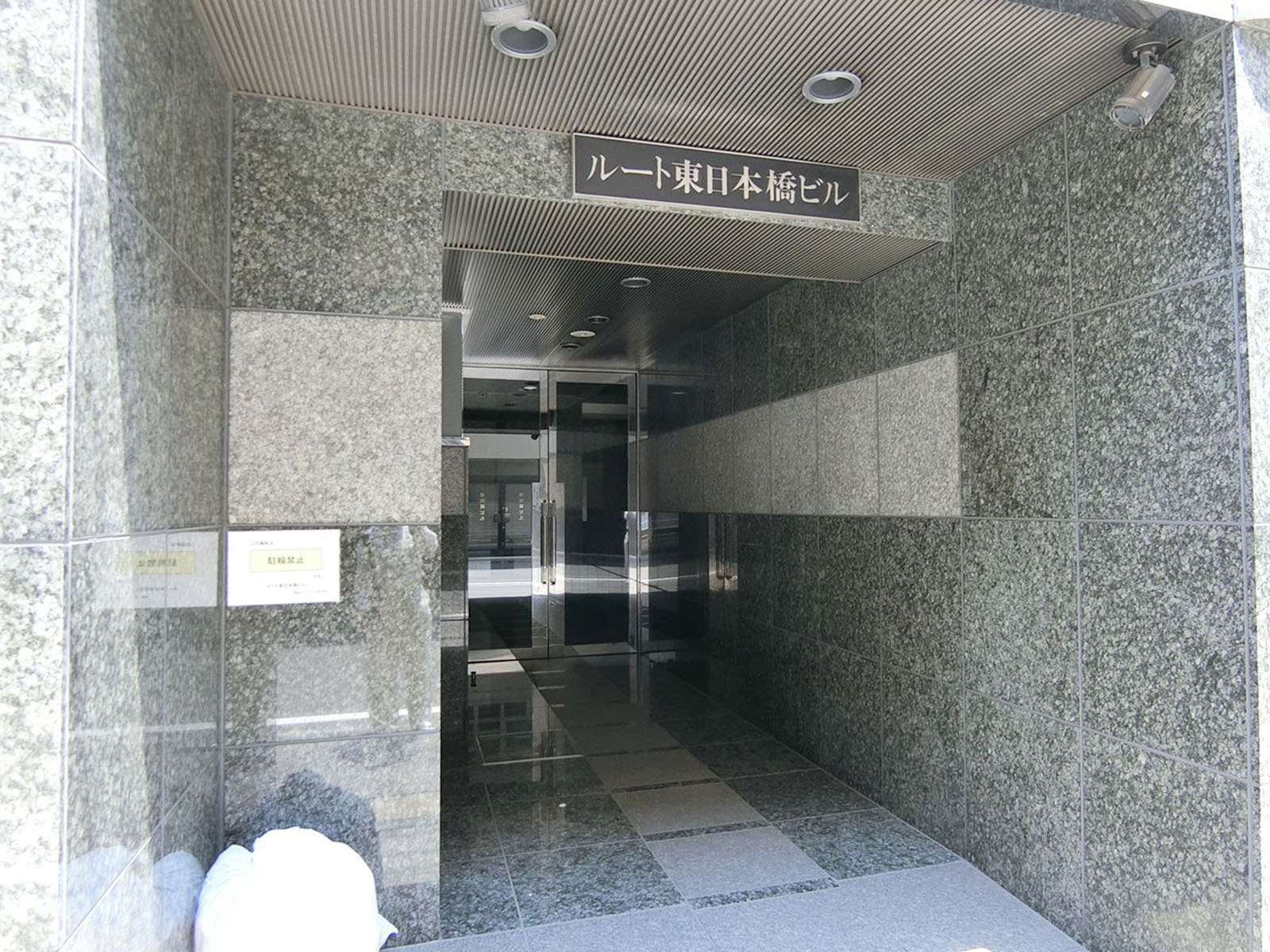 オフィスビル出入口