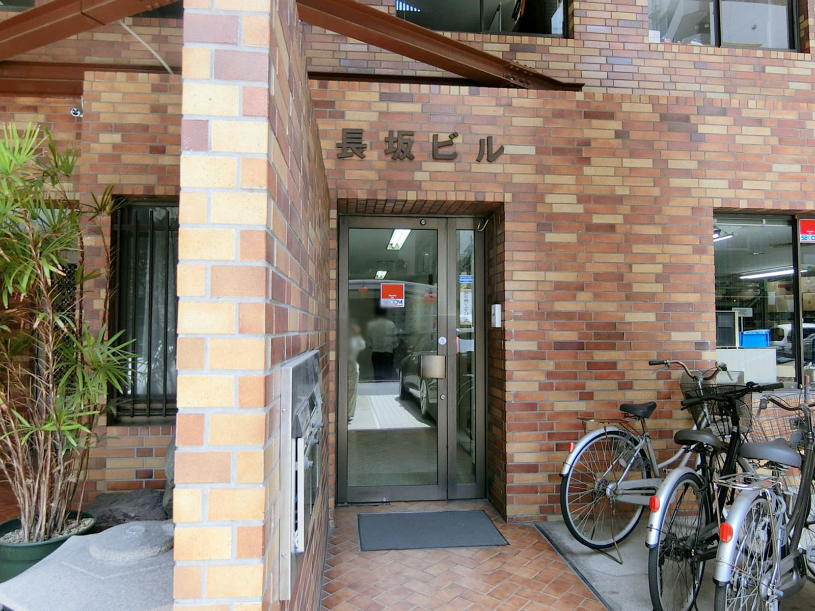 オフィスビル出入口