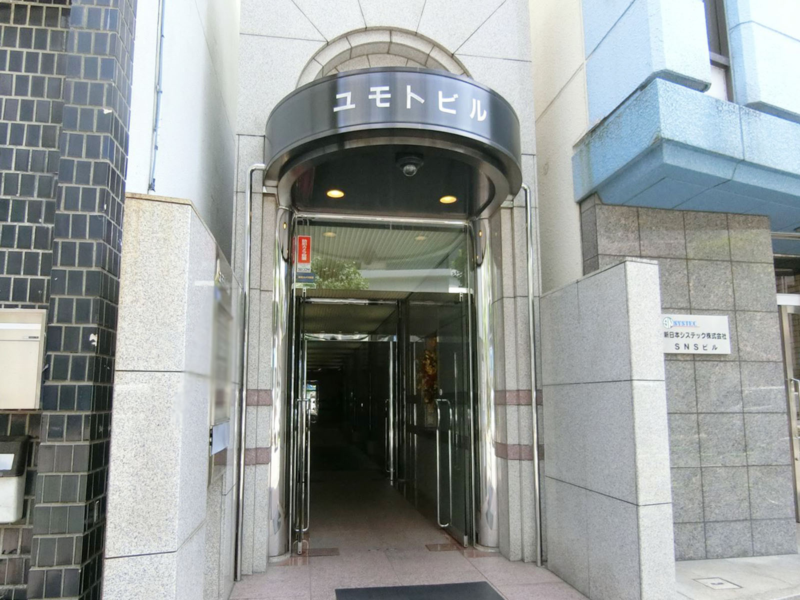 オフィスビル出入口