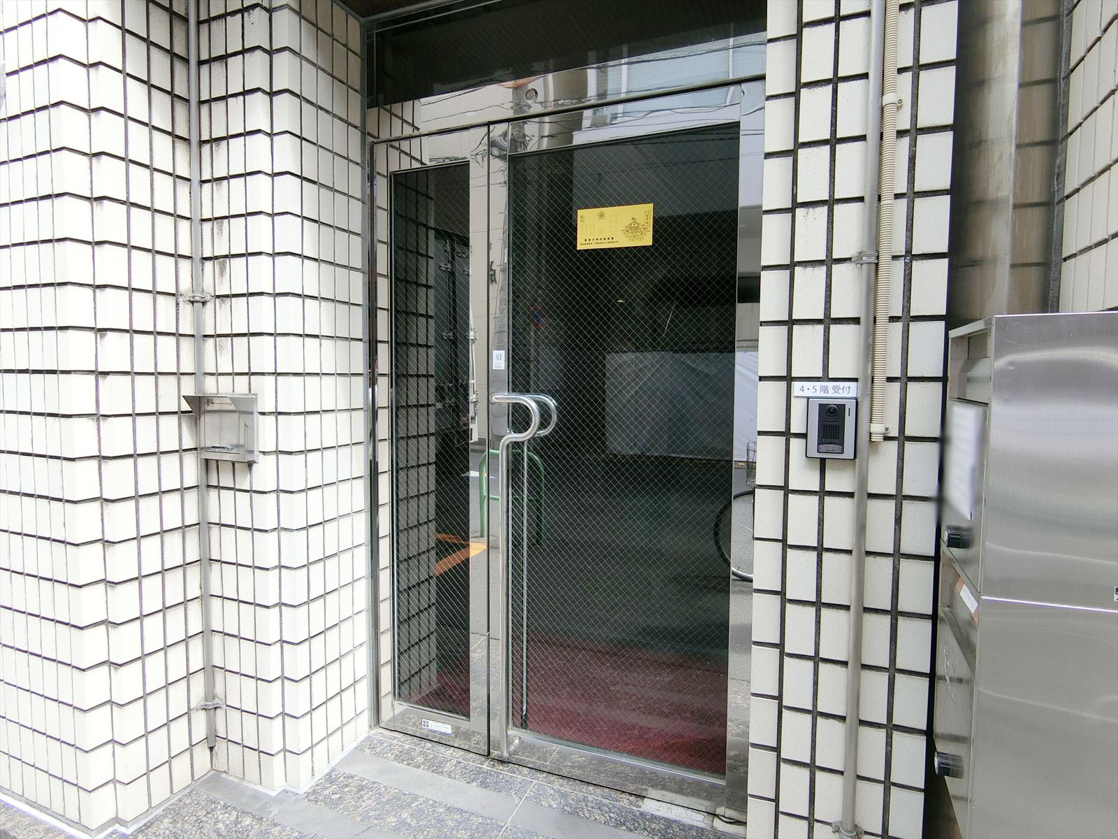 オフィスビル出入口