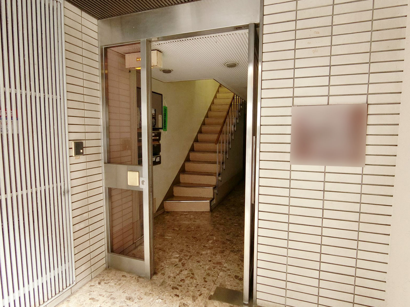 オフィスビル出入口