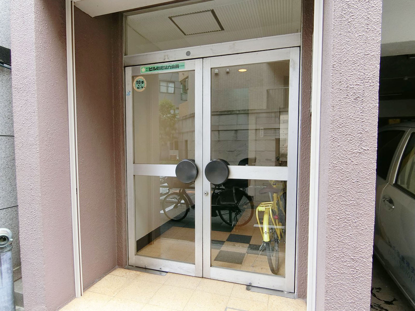 オフィスビル出入口