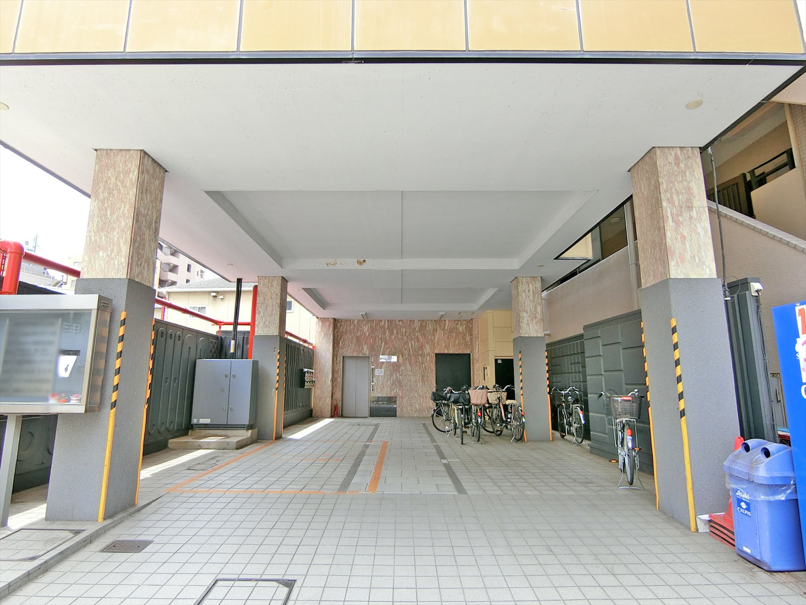 オフィスビル出入口