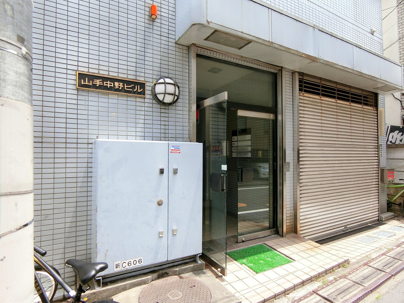 オフィスビル入り口