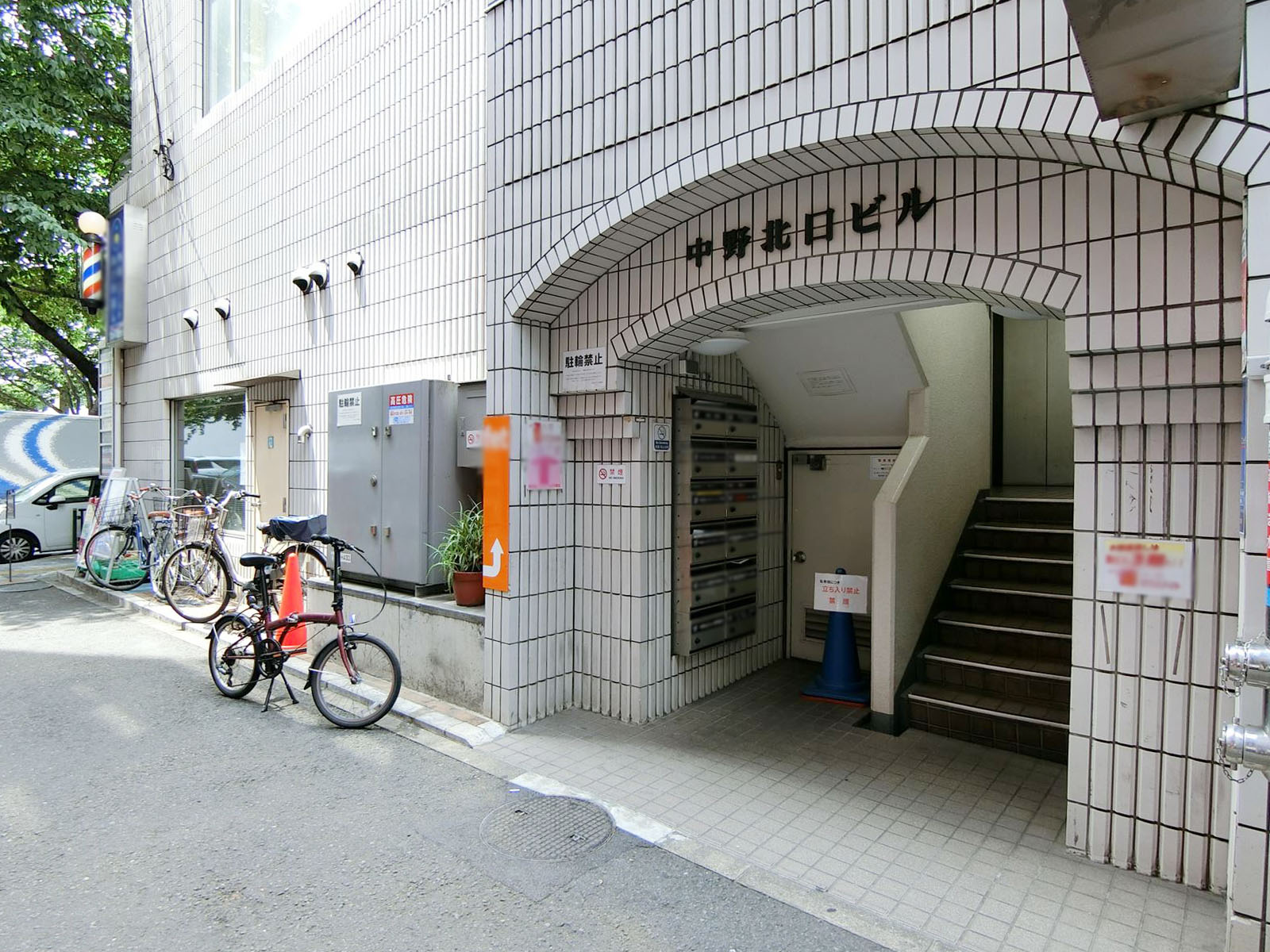 オフィスビル入り口