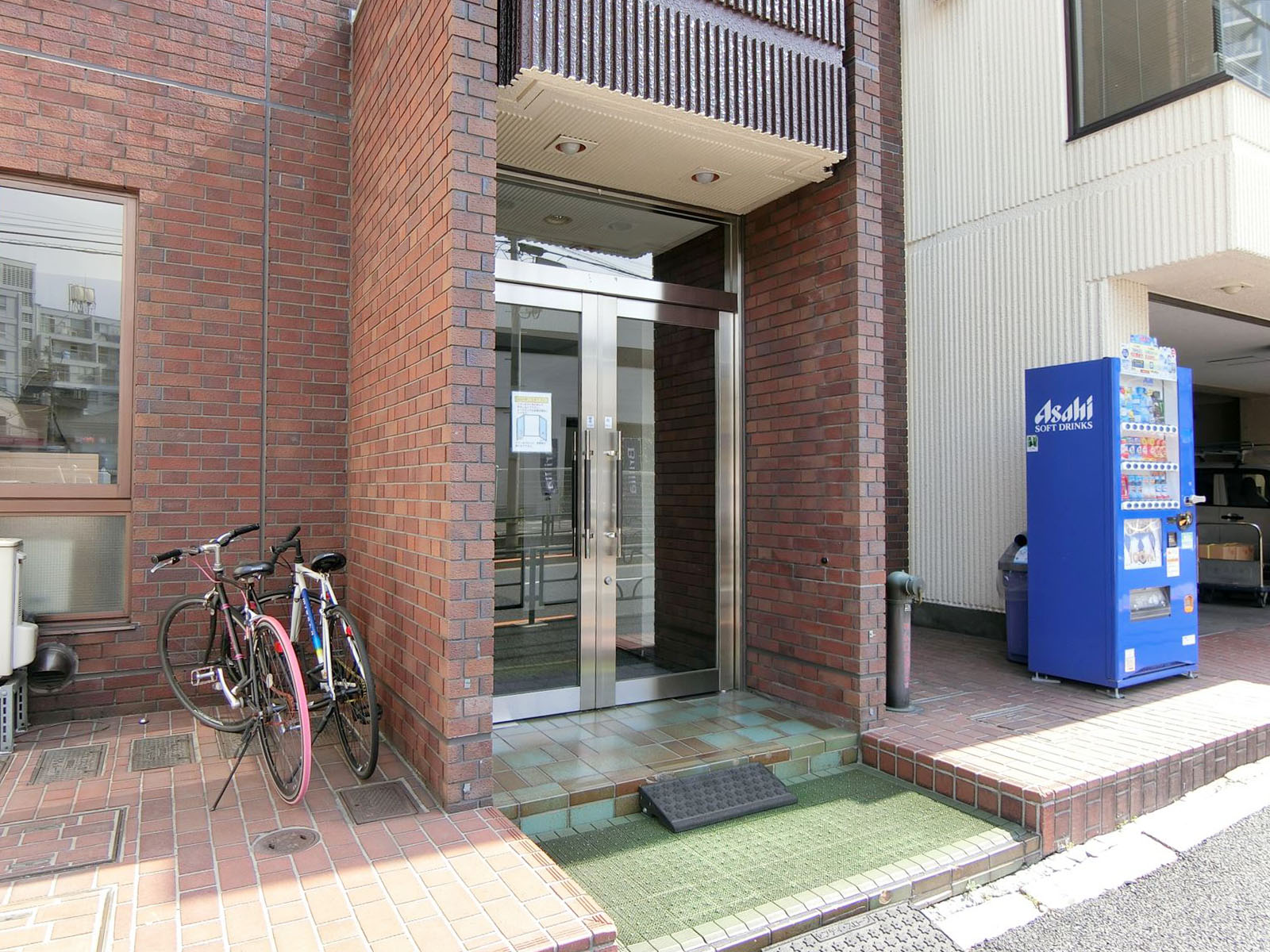 オフィスビル出入口