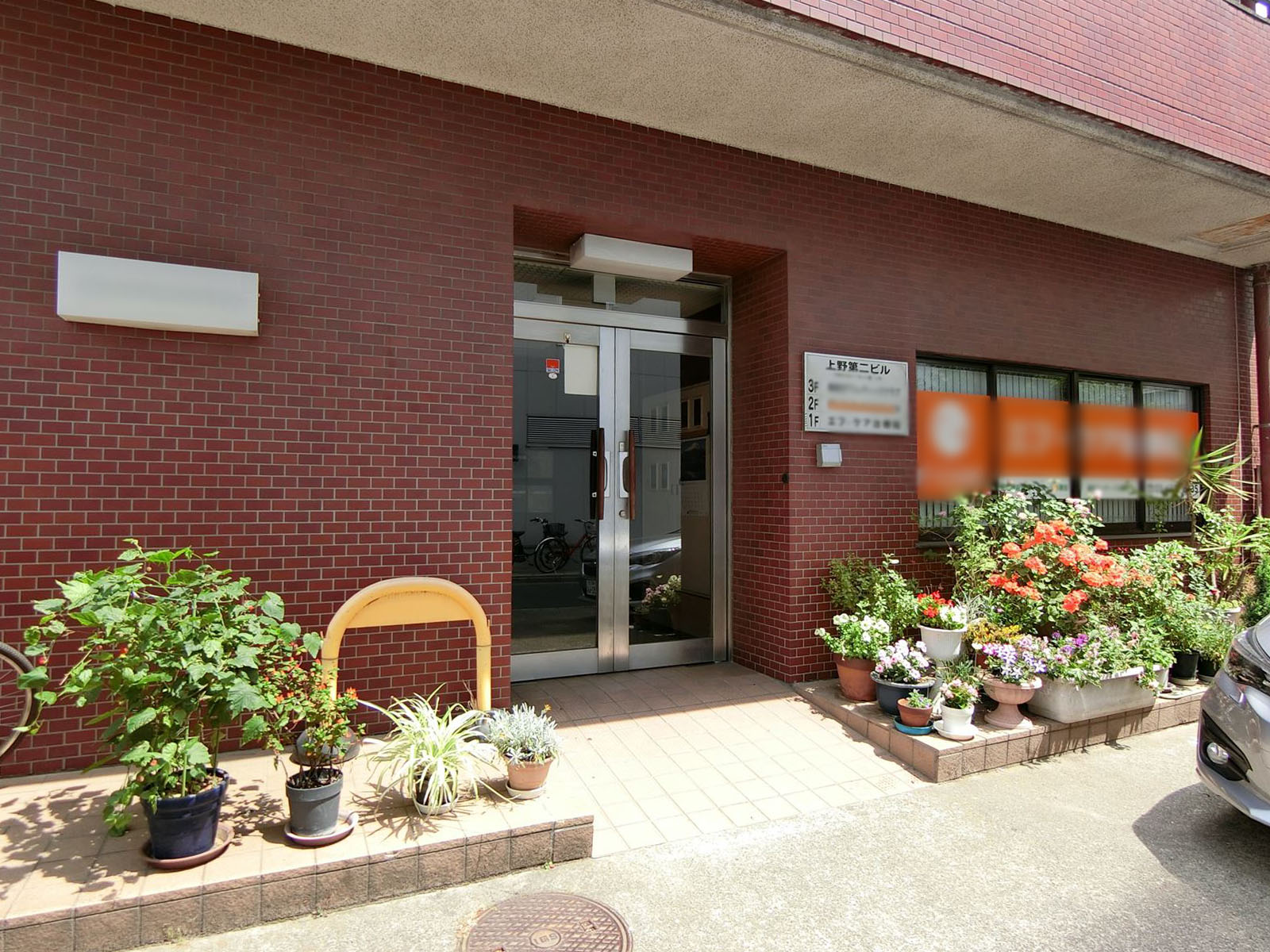 オフィスビル出入口