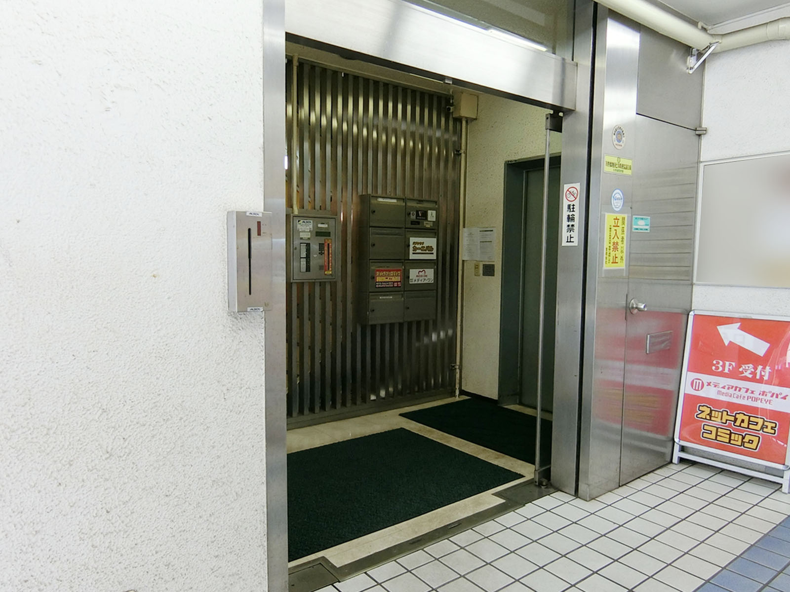 オフィスビル出入口