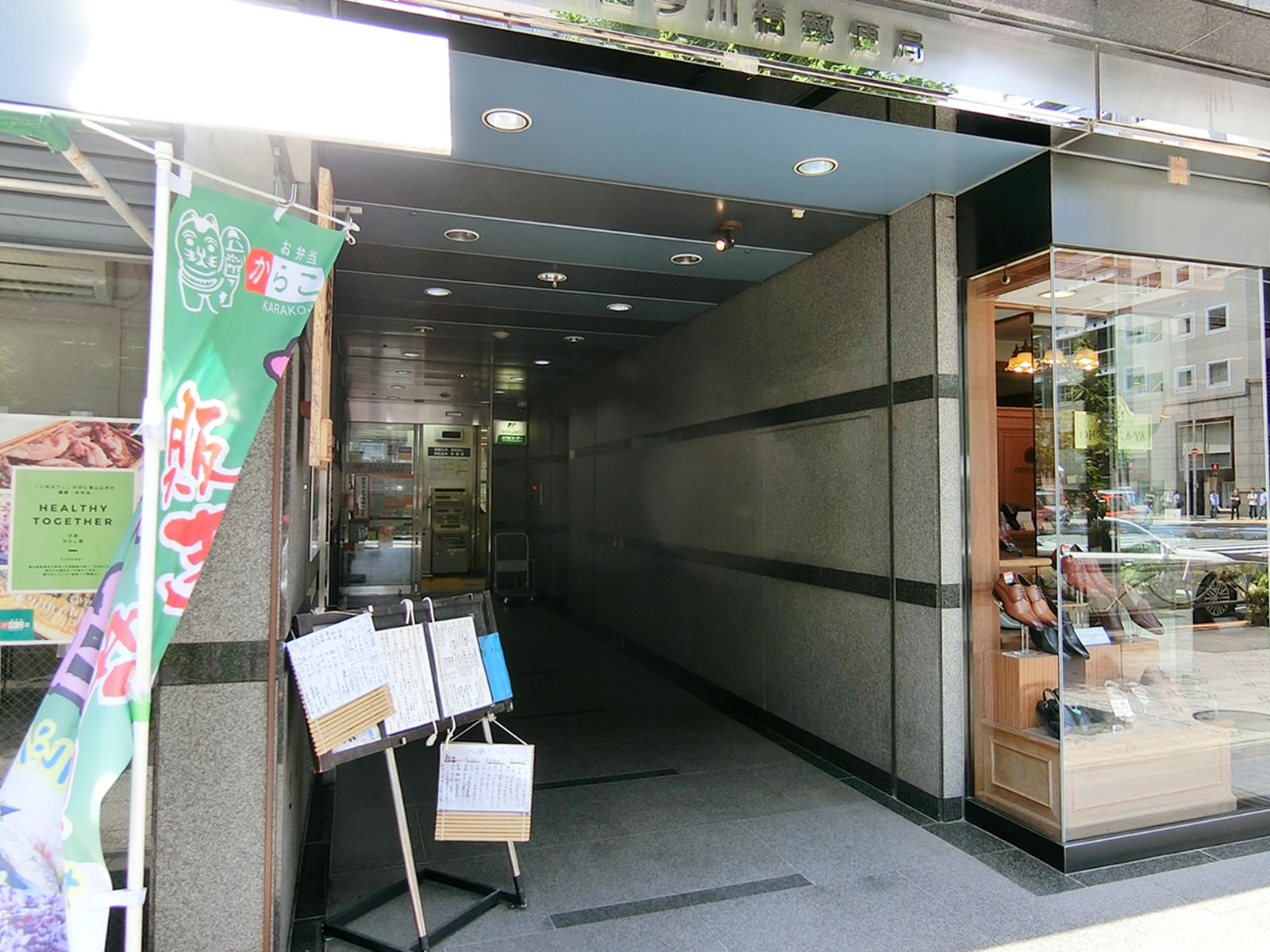 オフィスビル出入口