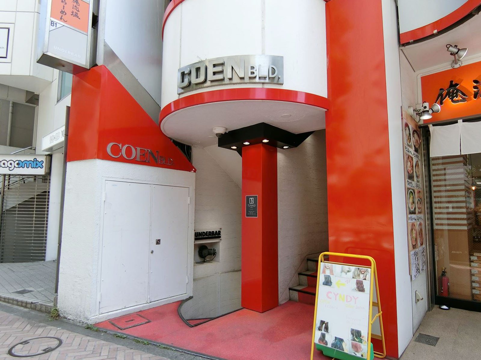 オフィスビル出入り口