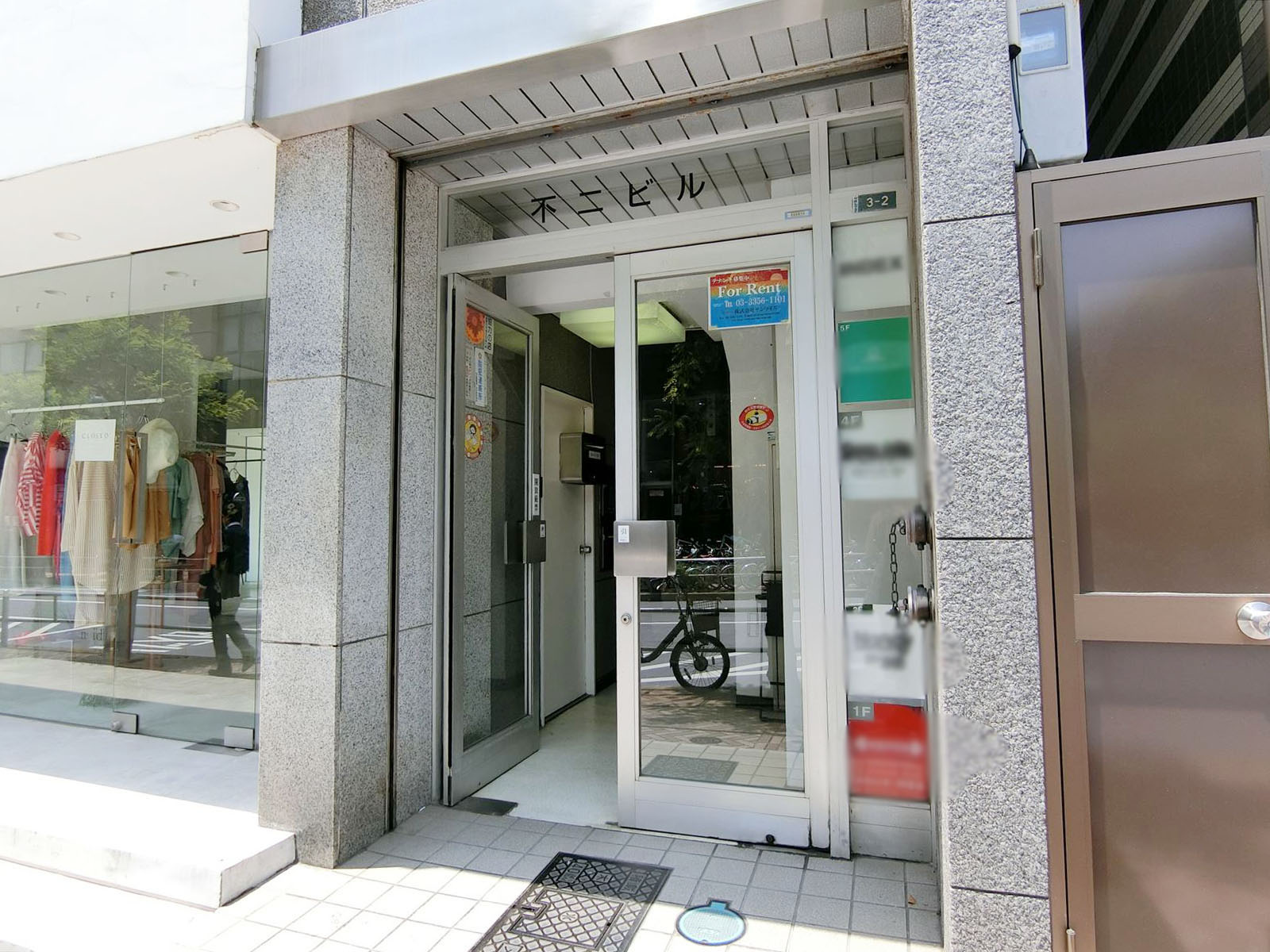 オフィスビル出入り口
