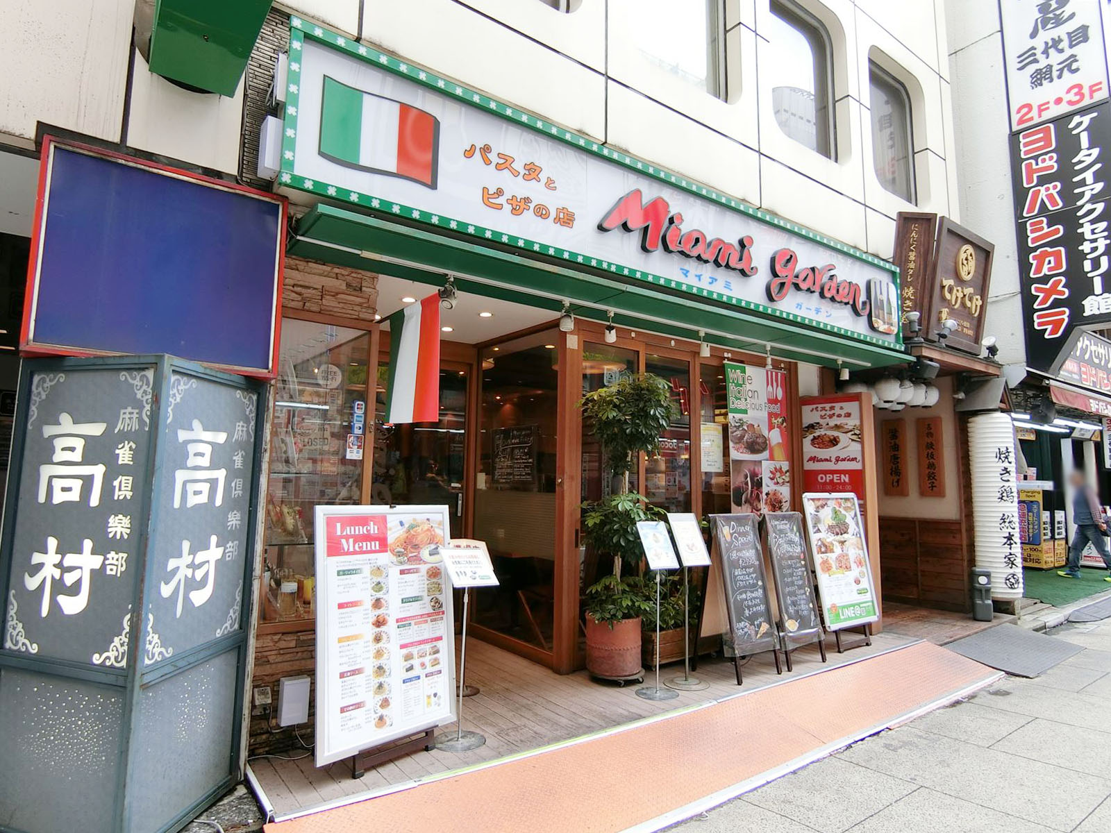1階飲食店の様子