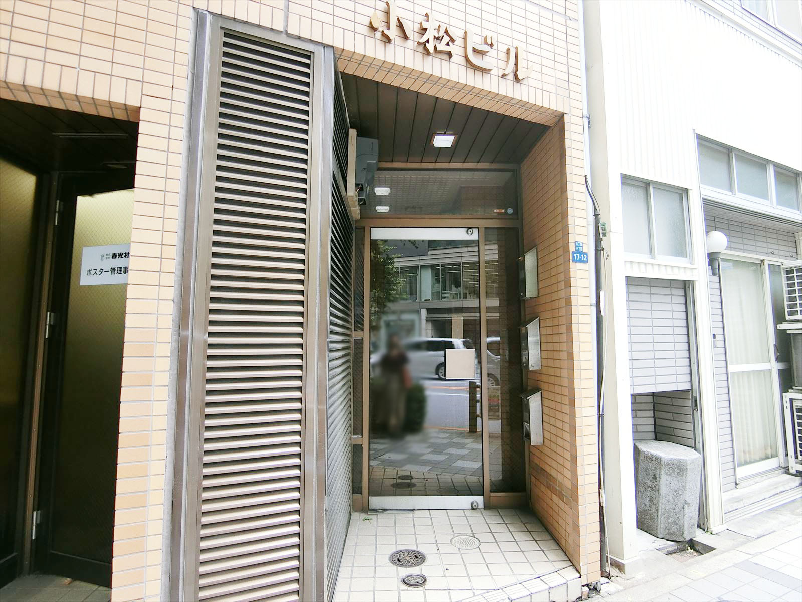 オフィスビル出入口