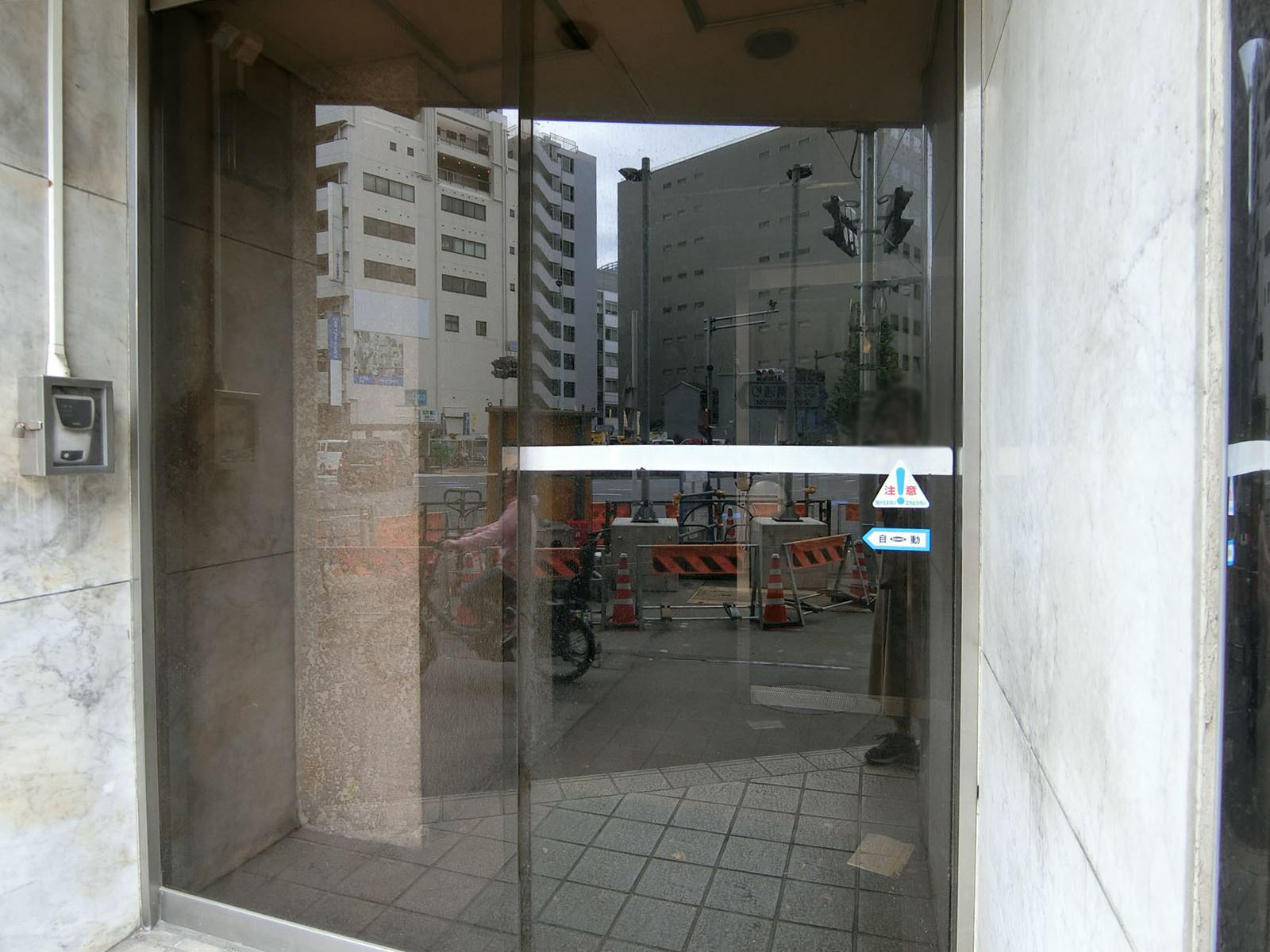 オフィスビル出入口