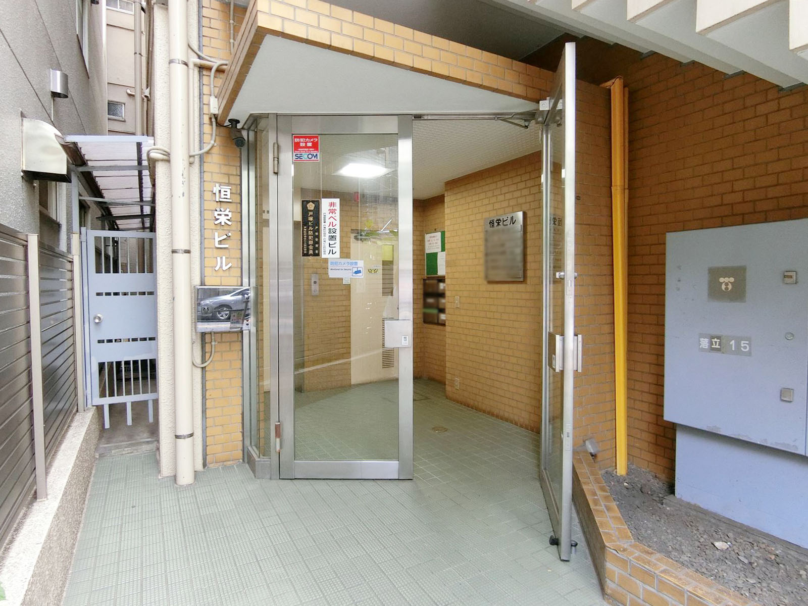 オフィスビル出入口