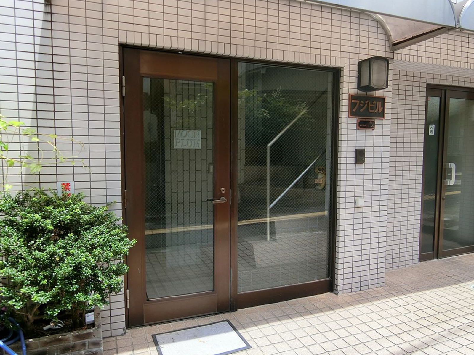 オフィスビル出入口