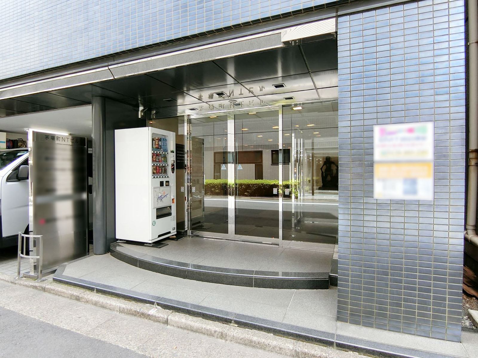 オフィスビル出入口