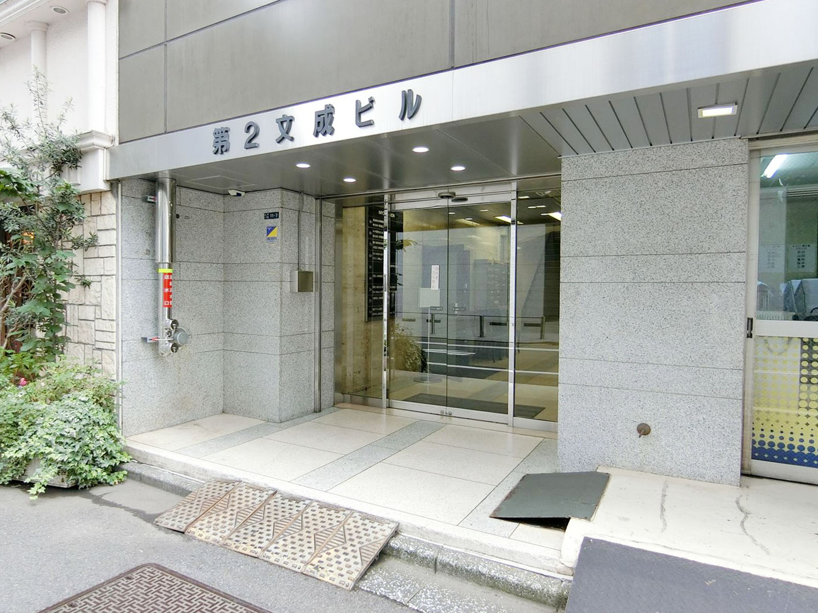 オフィスビル出入り口