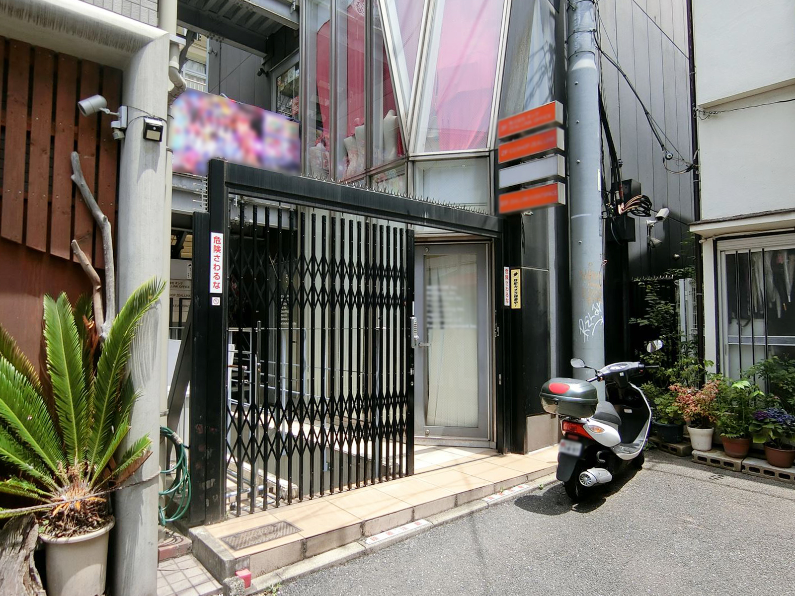 オフィスビル出入り口