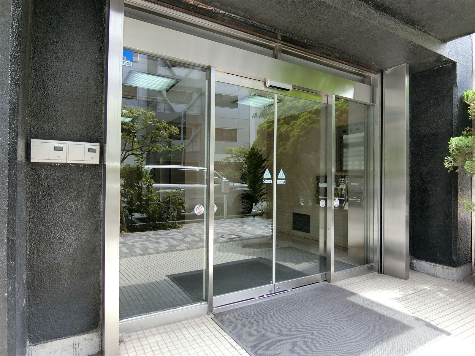 オフィスビル出入口