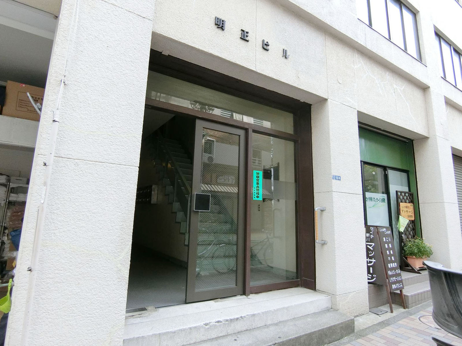 オフィスビル出入口