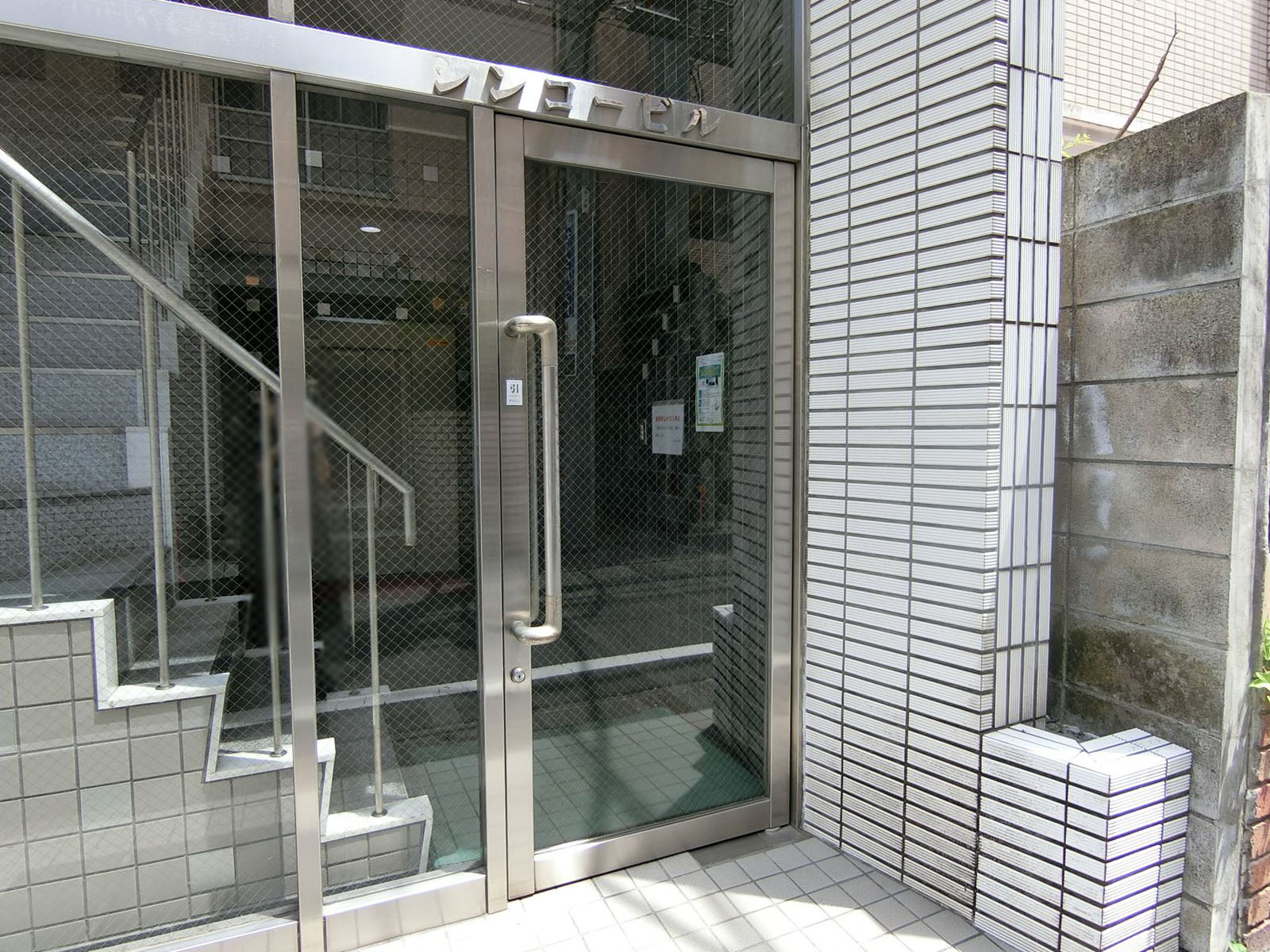 オフィスビル出入口
